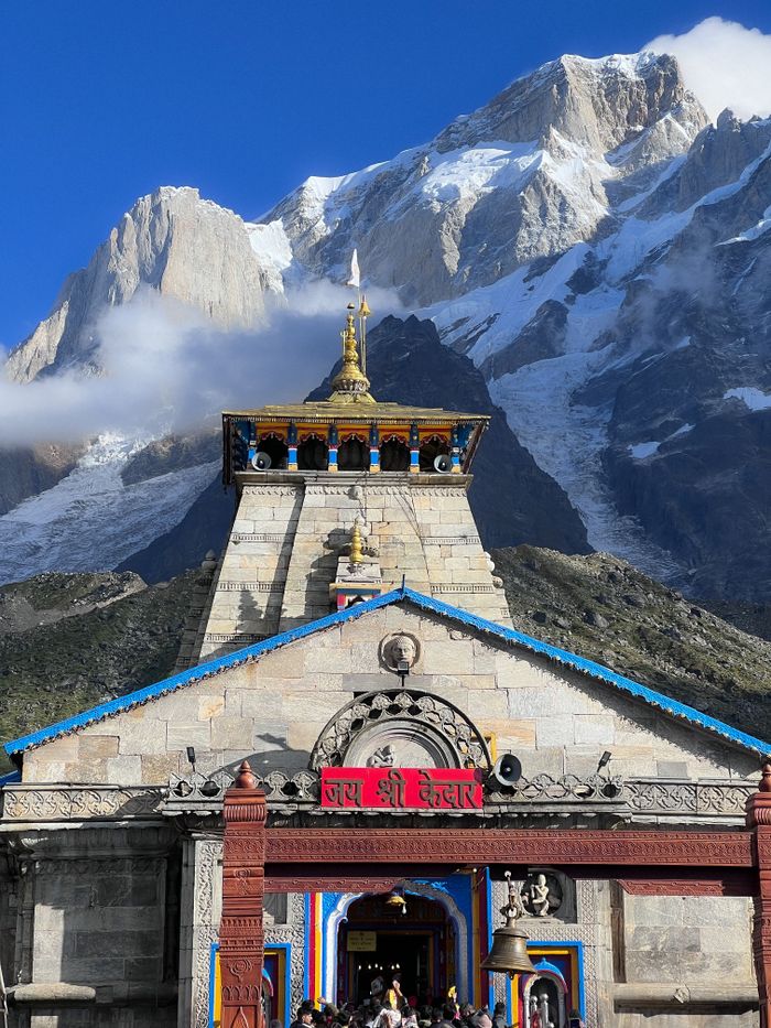 Stunning Kedarnath Temple with Himalayan backdrop, ideal for travel and culture enthusiasts.